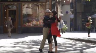 Barcelona usa para un vídeo promocional a una pareja multada reiteradamente por bailar tangos en la calle