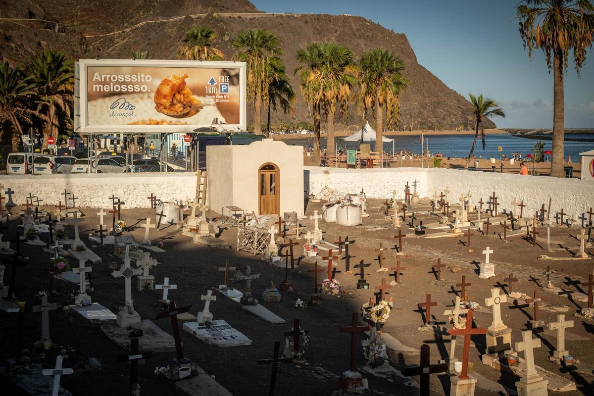 El cementerio viejo de San Andrés, con la última valla publicitaria antes de que se retirara este soporte el 7 de noviembre.