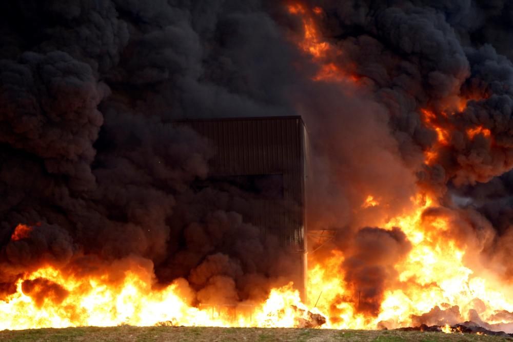 Incendio en una nave industrial de Narón.