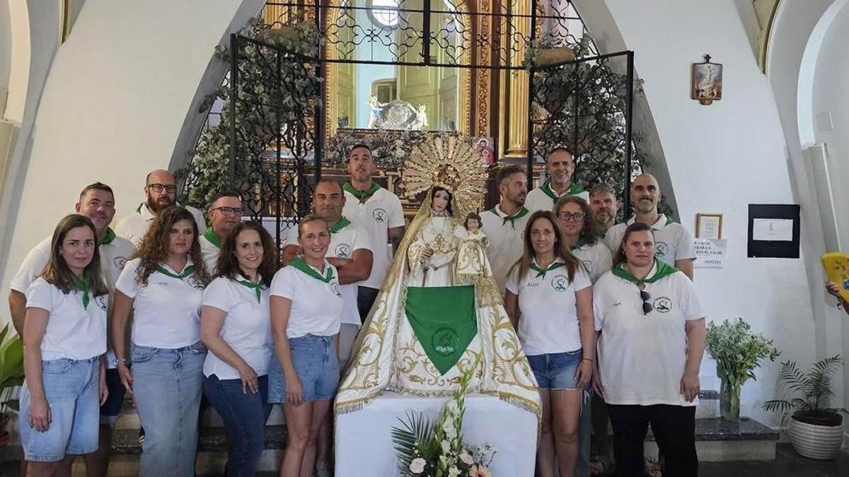 Miembros de la Comisión de Fiestas junto a la Virgen de la Vega.