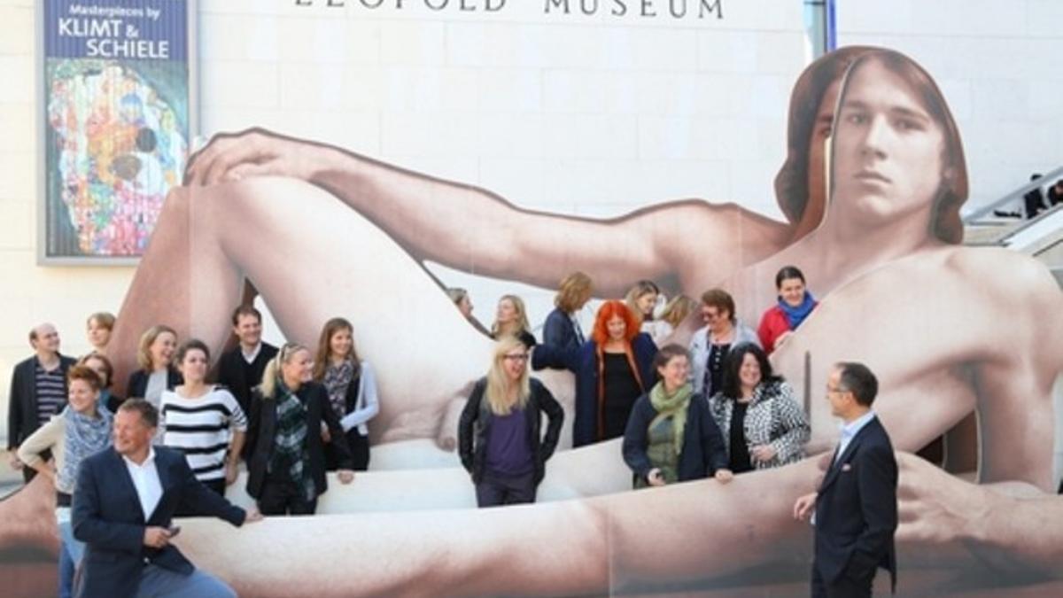Visitantes de la muestra 'Hombres desnudos' del museo Leopold de Viena.