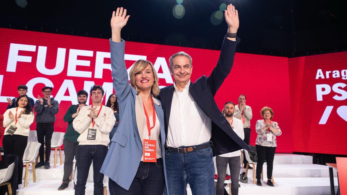 El expresidente José Luis Rodríguez Zapatero, junto a la secretaria general, Pilar Alegría, en el Congreso del PSOE.