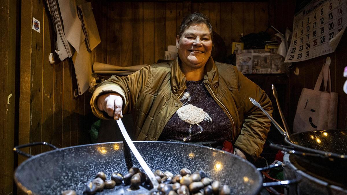 Pilar Monzón Polo lleva desde 1983 en su puesto de castañas de la plaza San Miguel.