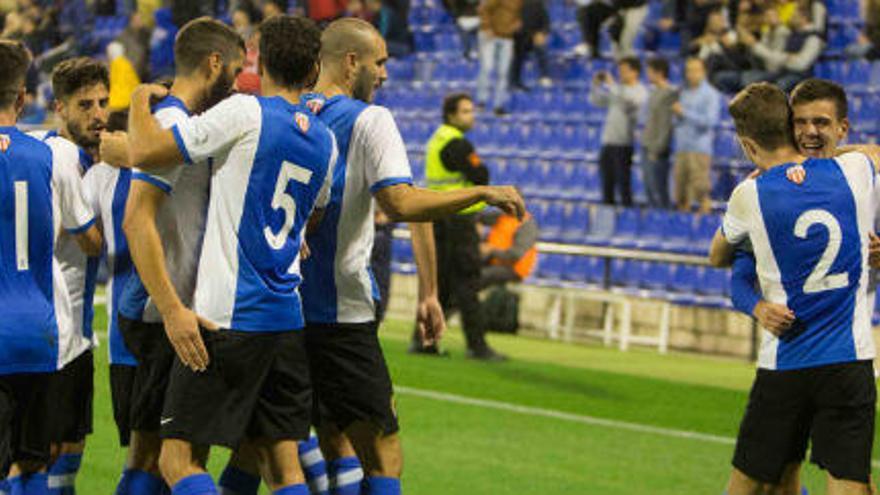 Los jugadores del Hércules celebran uno de los goles al Alcoyano