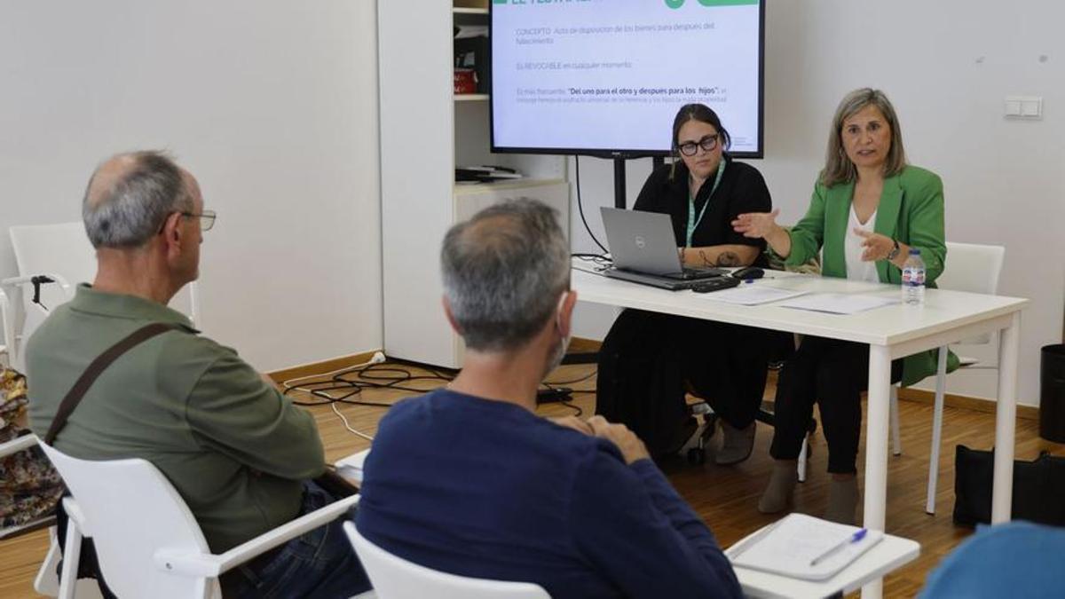 Cousillas (a la dch.) y Rivas, en la charla que ayer ofrecieron en la sede de la Diputación.