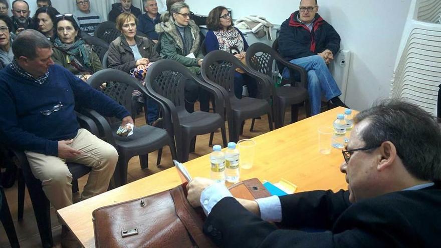 Marcelino Abraira, momentos antes de la reunión con los miembros de la plataforma vecinal.