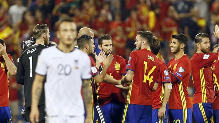 La Roja celebrando su clasificación en el Rico Pérez.