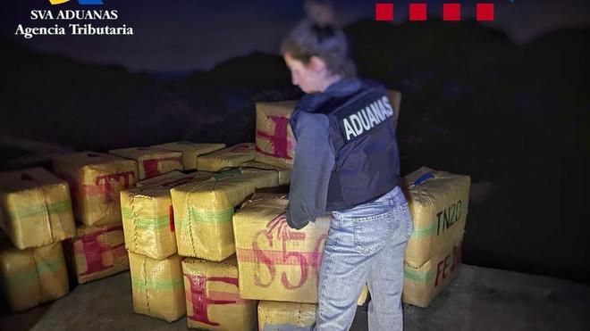 VÍDEO: Frustren un desembarcament de 3,5 tones d'haixix en una cala de Cadaqués. | Mossos / Vigilància Duanera