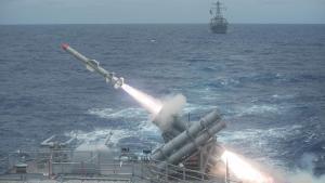 Cerca de Guam, 15 de septiembre de 2014.- Un misil Harpoon, disparado desde el buque estadounidense USS Shiloh durante un ejercicio militar.
