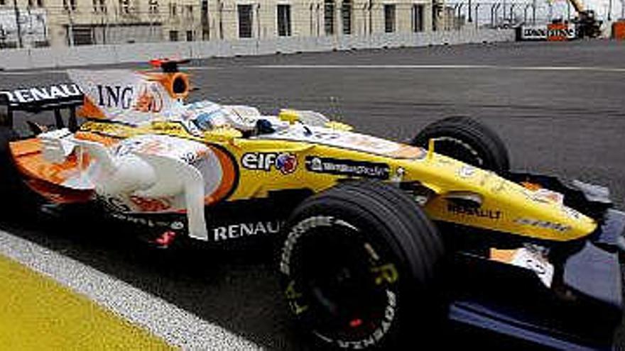 El piloto español de Fórmula Uno, Fernando Alonso (Renault), conduce su monoplaza durante el tercer entrenamiento en el asfalto del circuito urbano de Valencia, en España. El Gran Premio de Europa de Fórmula Uno se correrá en Valencia.