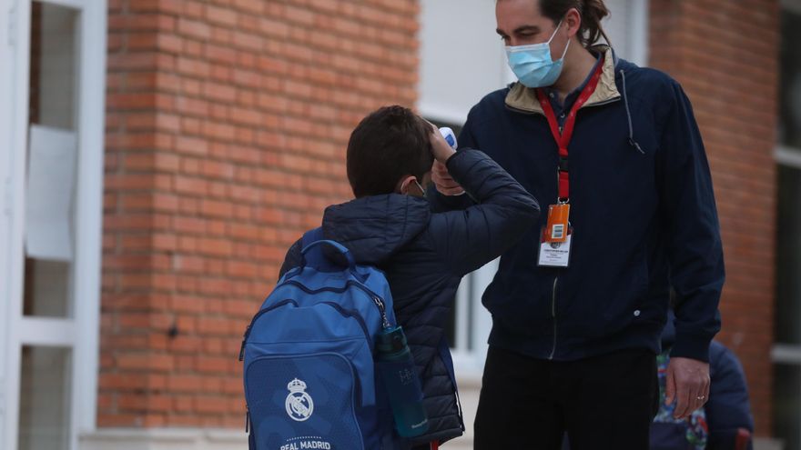 Pupitres vacíos en la vuelta al cole