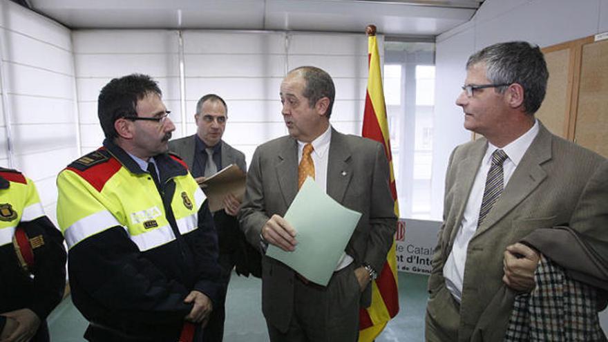 Puig parla amb el comissari dels mossos a Girona, Joaquim Belenguer, durant la visita d&#039;ahir.