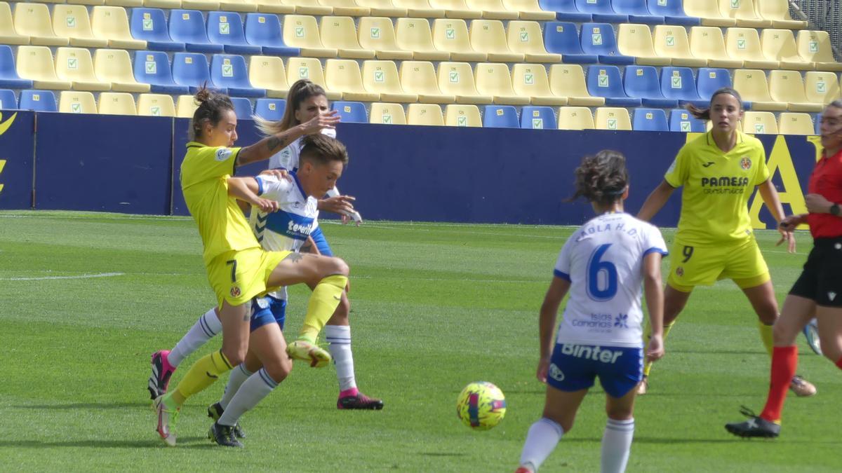 La delantera del Villarreal Belén disputa un balón en un lance del encuentro ante el Granadilla-Tenerife.