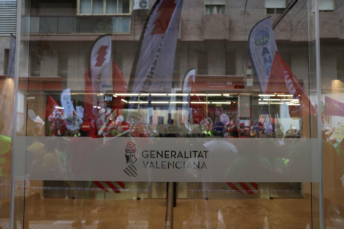 Protesta de los profesores frente a la sede territorial de Educación en Alicante