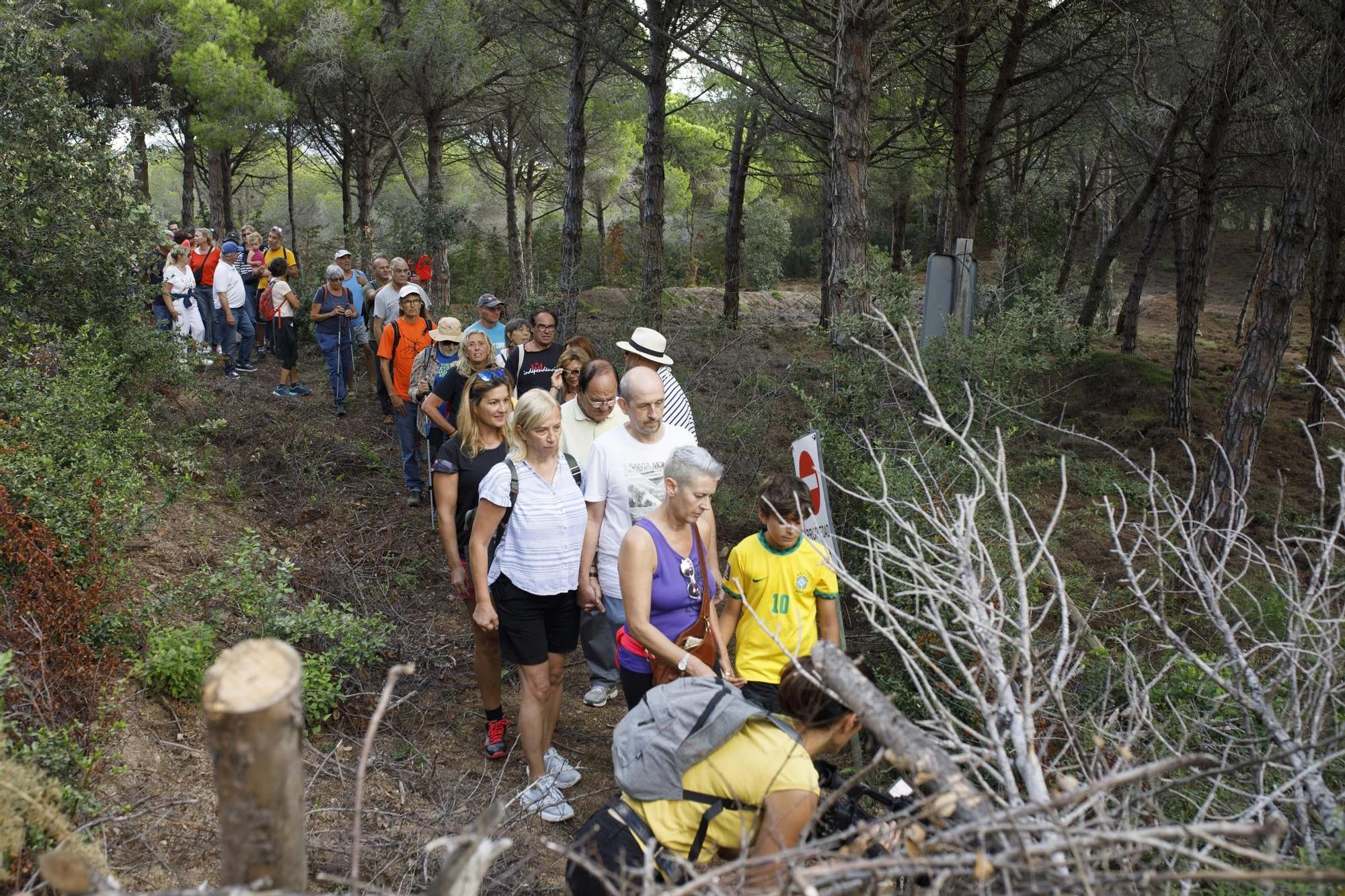 Els activistes han demanat la reobertura del camí de ronda al seu pas per Can Juncadella