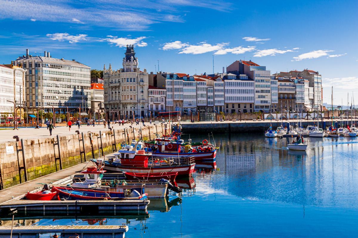 Vista del paseo marítimo de La Coruña en una mañana soleada