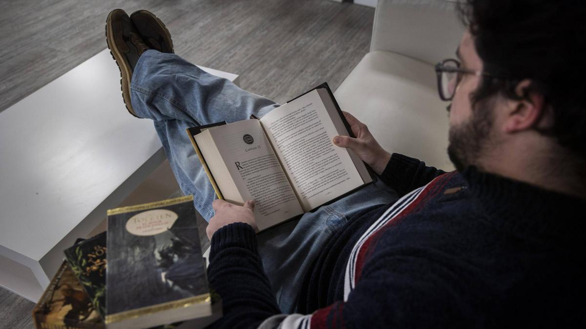 Un lector leyendo un libro.