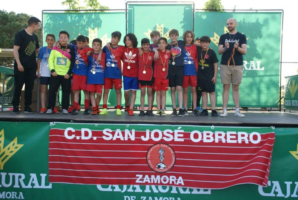 Los jugadores recogen sus medallas y trofeos.