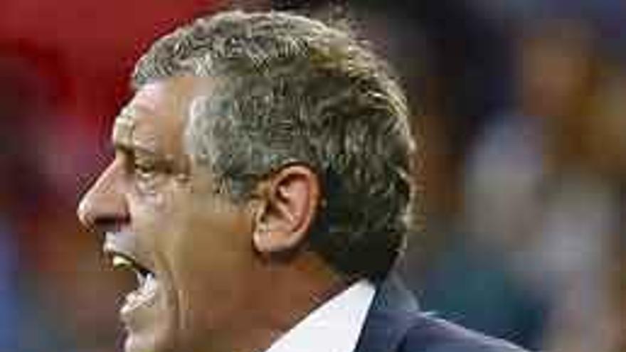 Fernando Santos se dirige a sus jugadores durante un partido. Foto Reuters