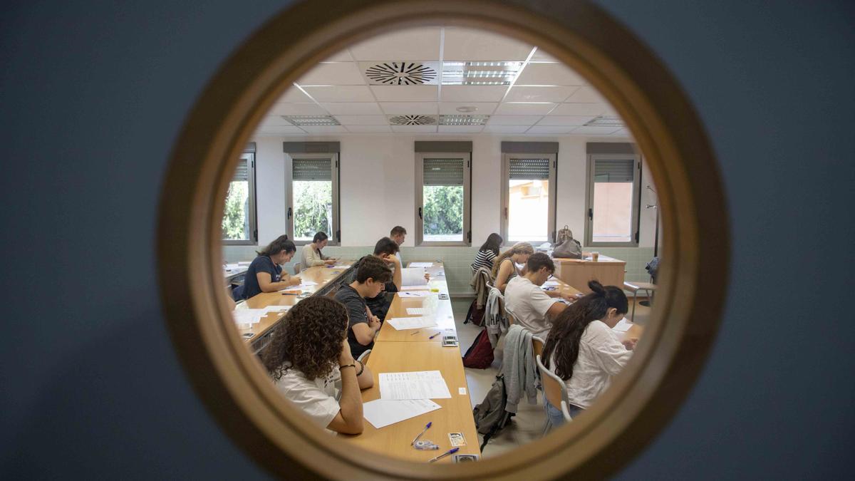 Alumnos de los institutos de la Costera y la Canal se enfrentan a los primeros exámenes de las PAU en Xàtiva