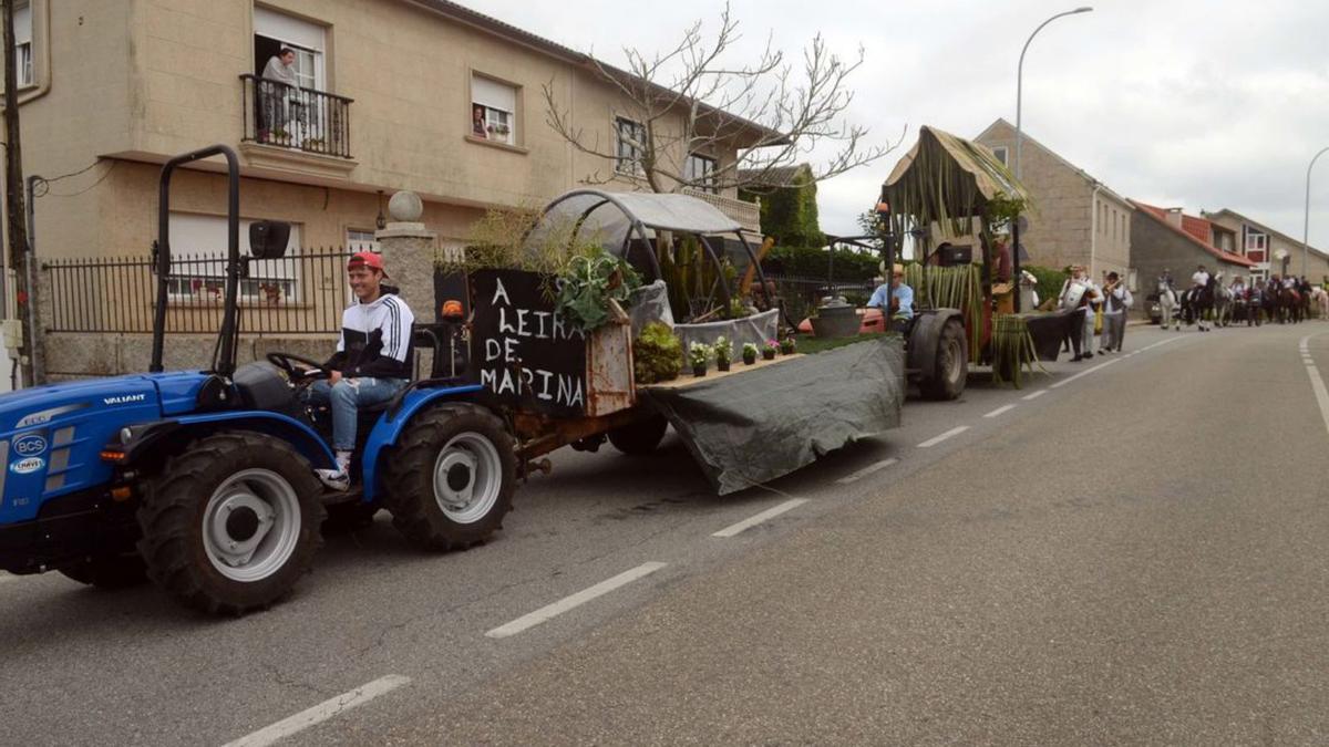 Tractores engalanados con todo tipo de motivos propios del rural.   