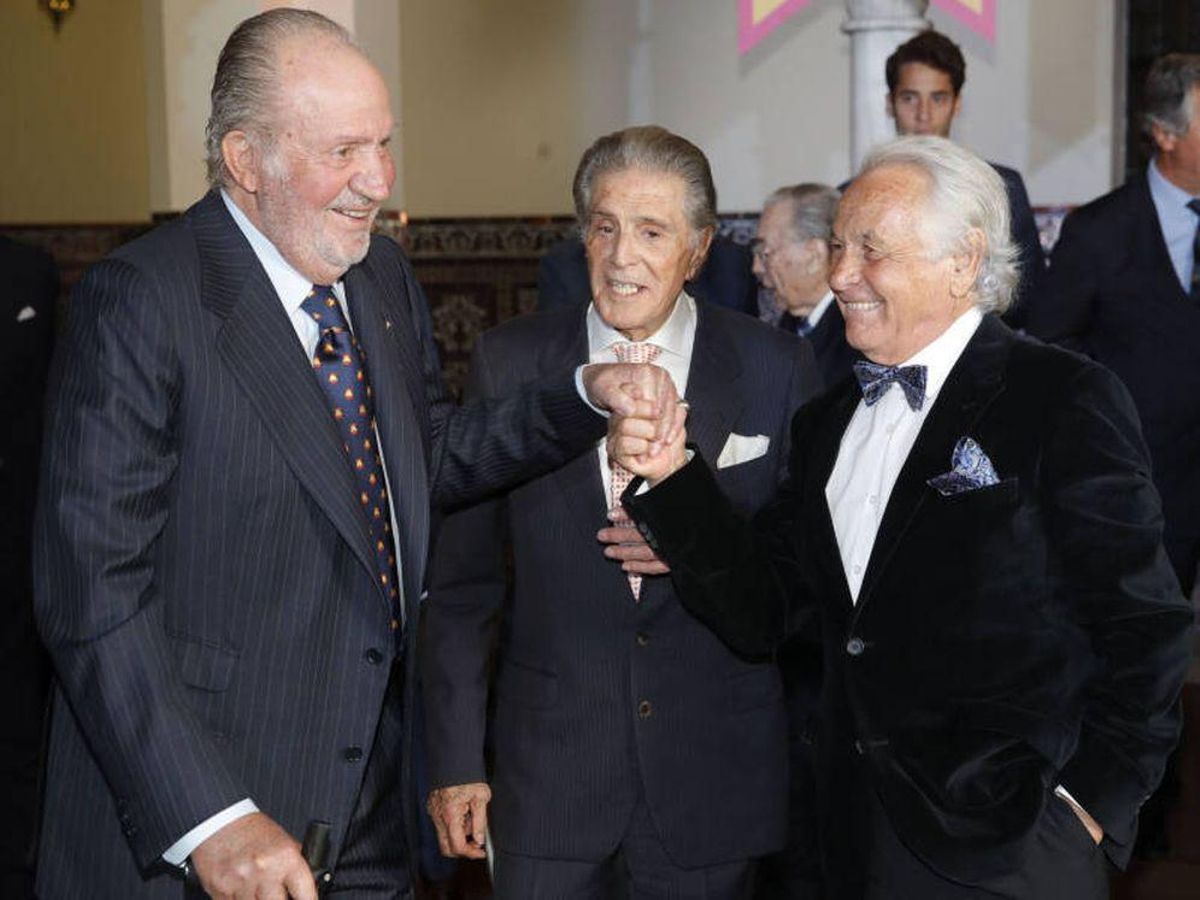 El rey emérito junto a Jaime Ostos y Palomo Linares en una foto de archivo.