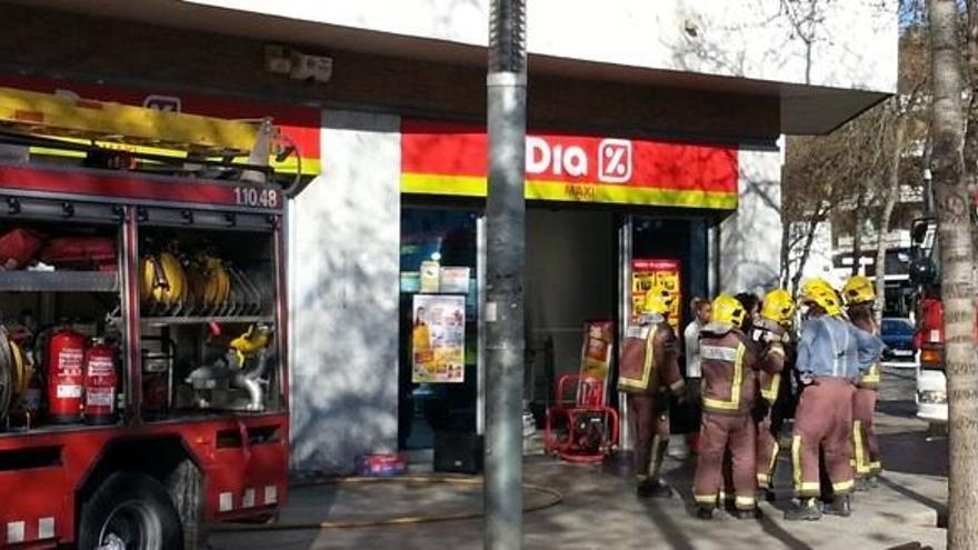 Un incendi afecta lleument el supermercat Dia de Manresa