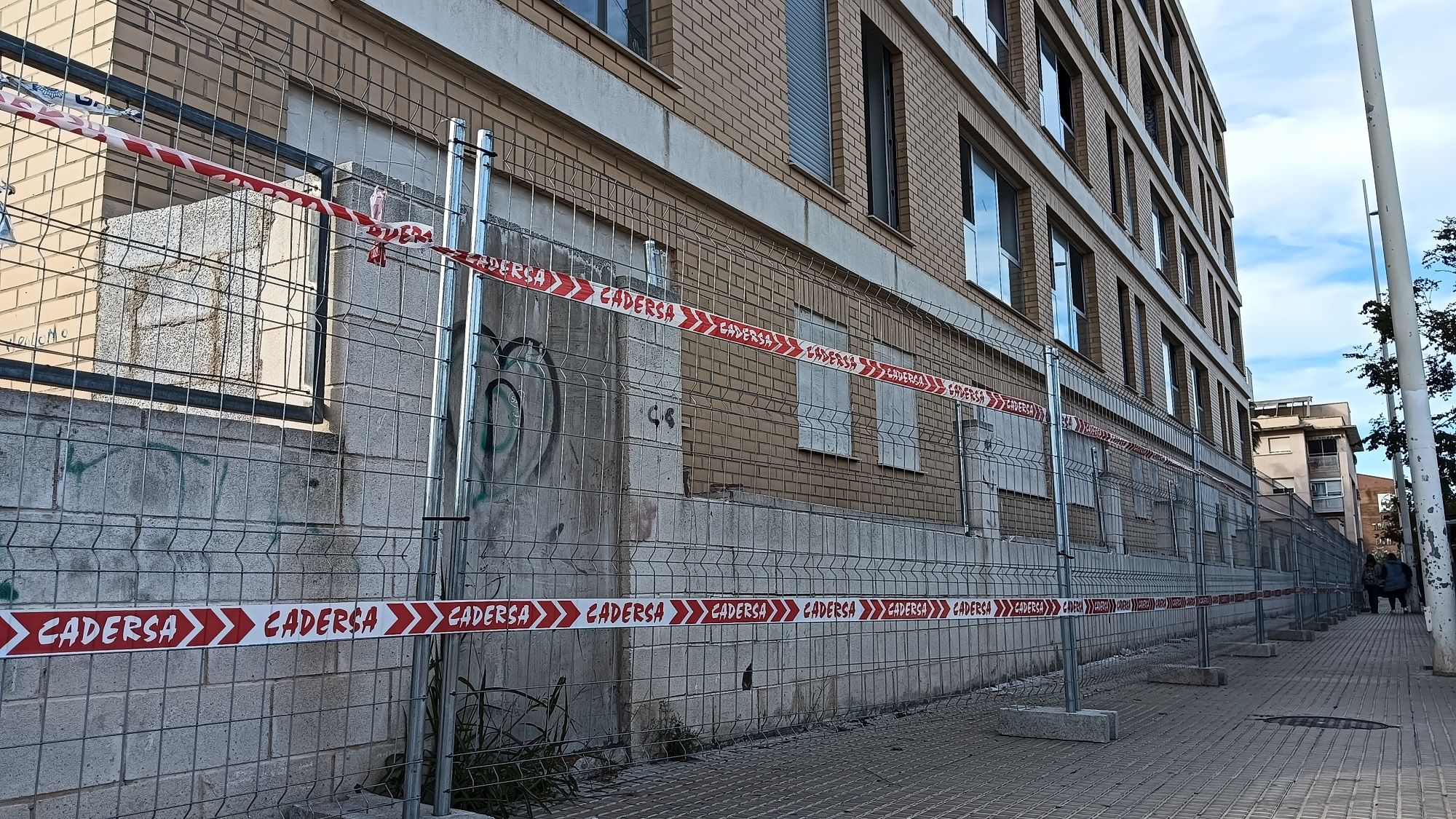 Vista del edificio con las primeras vallas.