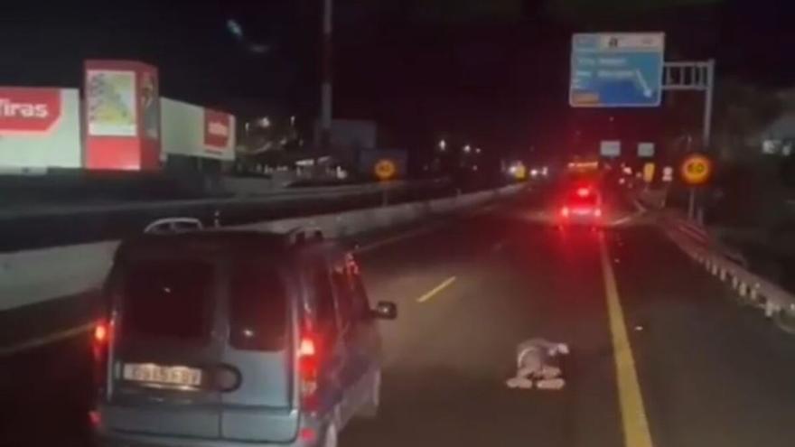 Se baja del coche en plena autopista en Canarias y se pone a &#039;hacer la croqueta&#039;