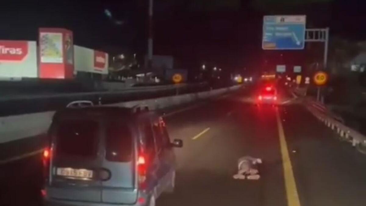 El hombre, acostado en la autopista del sur de Tenerife, haciendo 'la croqueta' sobre el asfalto.