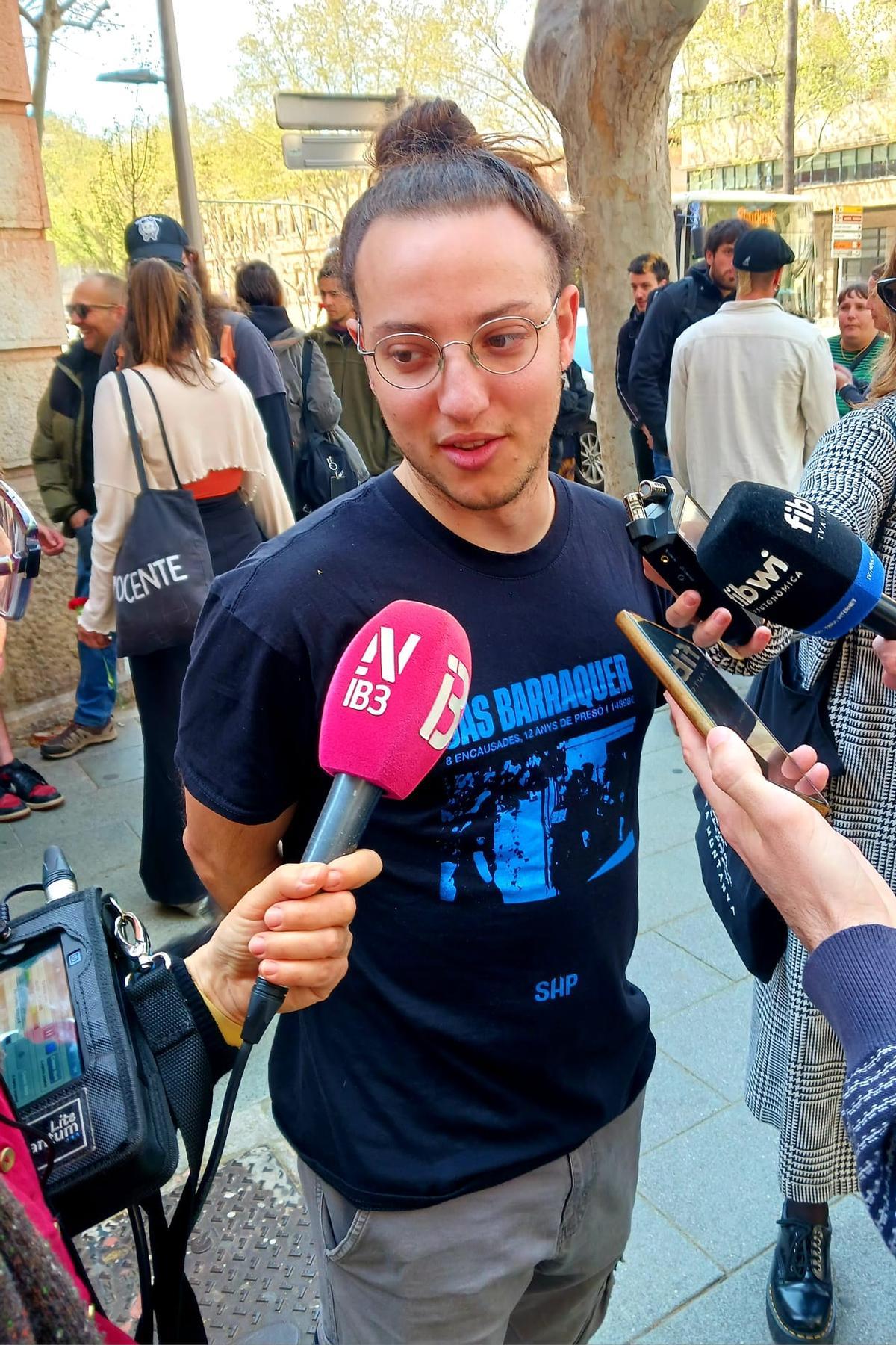 Miquel Duran, portavoz del Sindicat d'Habitatge de Palma, realiza declaraciones este mediodía tras la condena de los activistas.