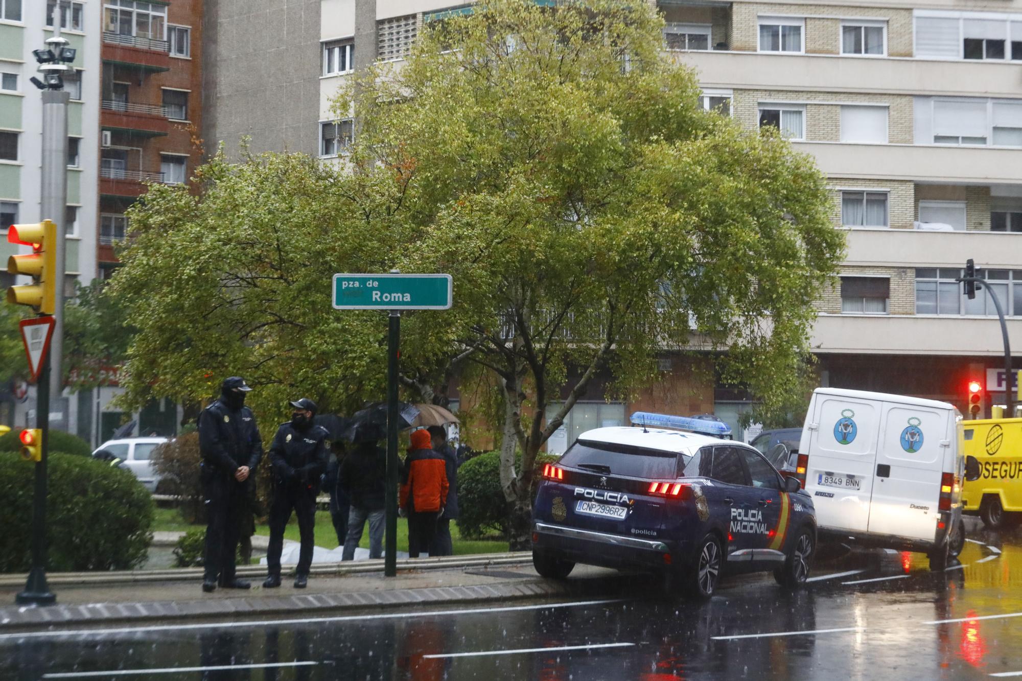 FOTOGALERÍA | Caos en la Plaza Roma después de la muerte de un hombre desnudo tras apuñalarse