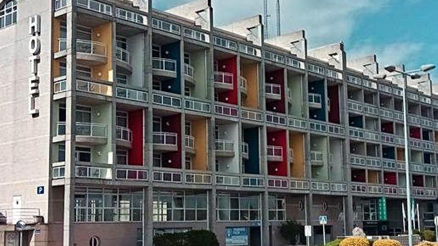 El hotel de Sada saca los colores en un guiño a Le Corbusier