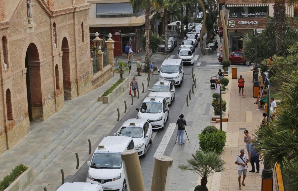 Los más de 80 taxis que trabajan en Torrevieja han parado de 9.00 a 12.00 y han realizado servicios mínimos gratuitos al Hospital y centros de salud