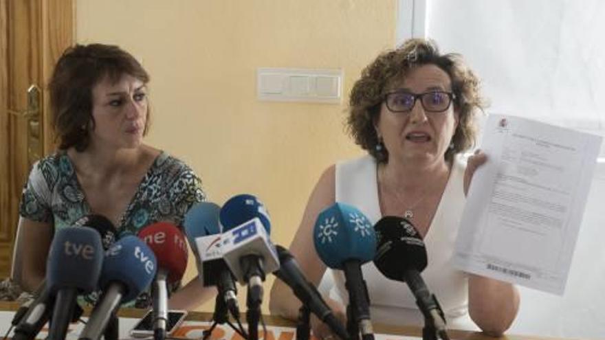 Juana Rivas i la seva assessora a la roda de premsa dimarts.