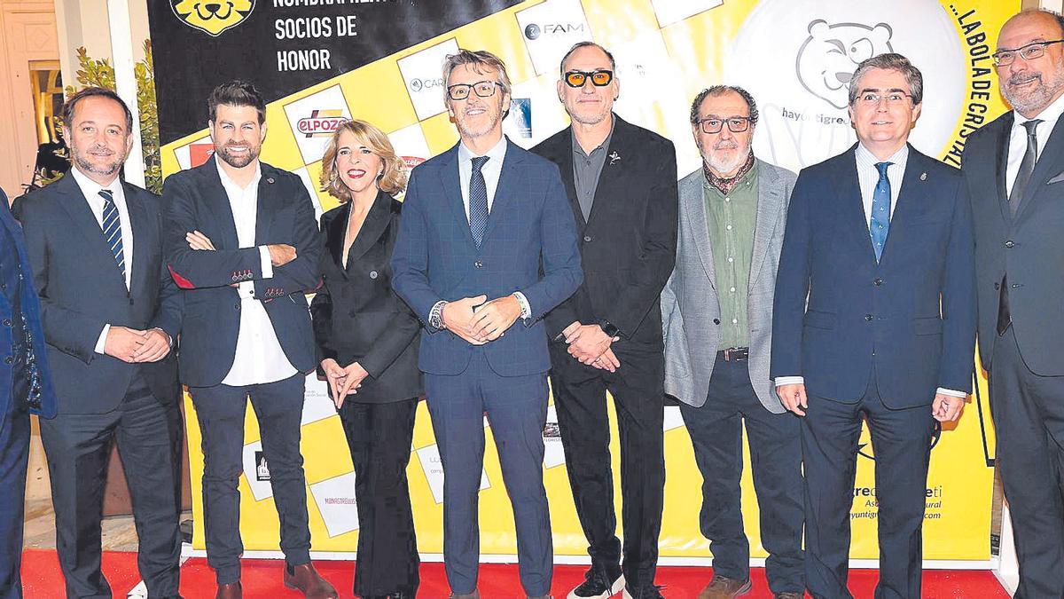 GALA HAY UN TIGRE DETRAS DE TI