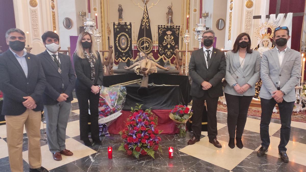 Alcaldesa y miembros del consistorio junto al Cristo de la Buena Muerte del Santo Entierro.