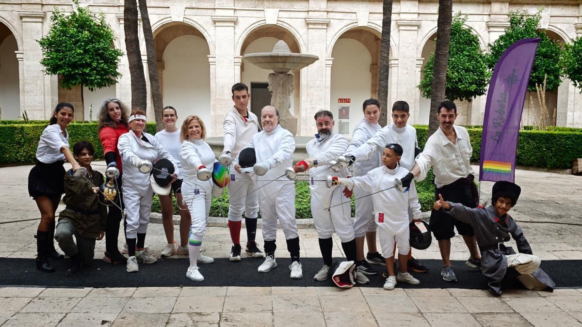La delegada del Gobierno, Pilar Bernabé, junto con el cub de Esgrima Robera Sala d'Armes de Benetússer.