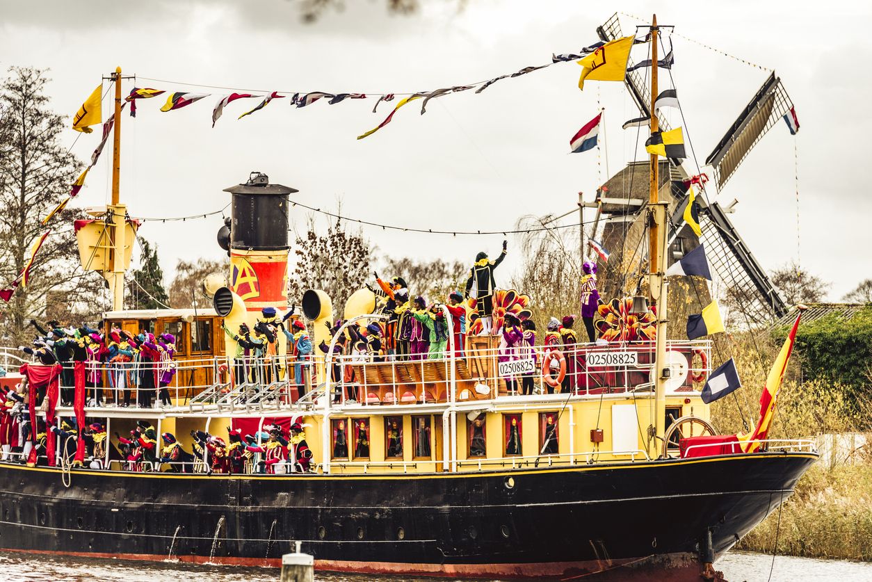 San Nicolás llegando en barco de vapor con sus ayudantes.
