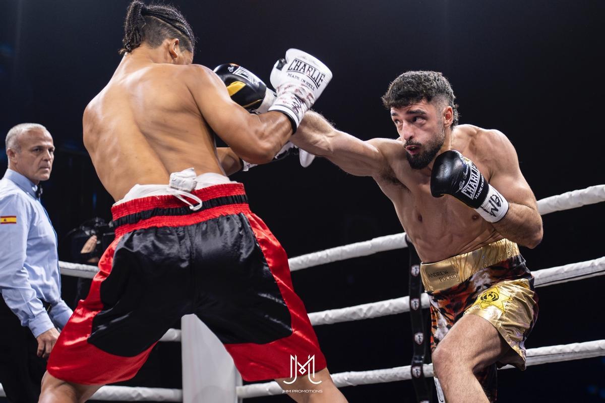 Navarro Jr., a la derecha, en su reciente combate ante el colombiano Rivera.