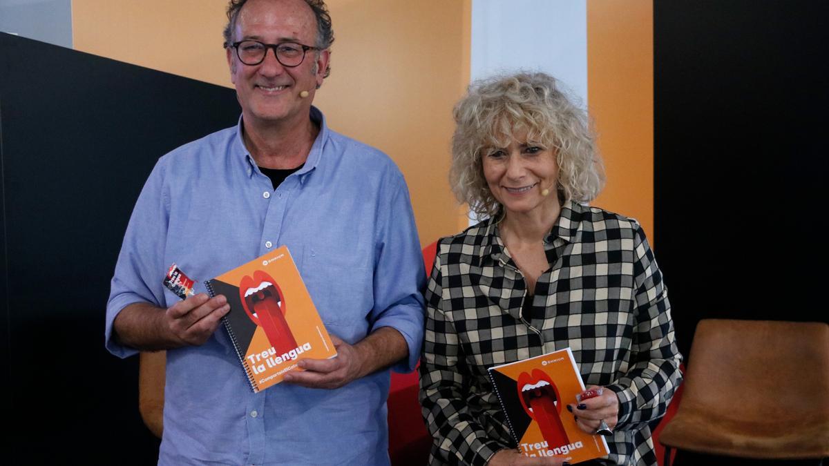 Xavier Antich y Mònica Terribas, durante la presentación de la campaña de Òmnium 'Treu la llengua'.