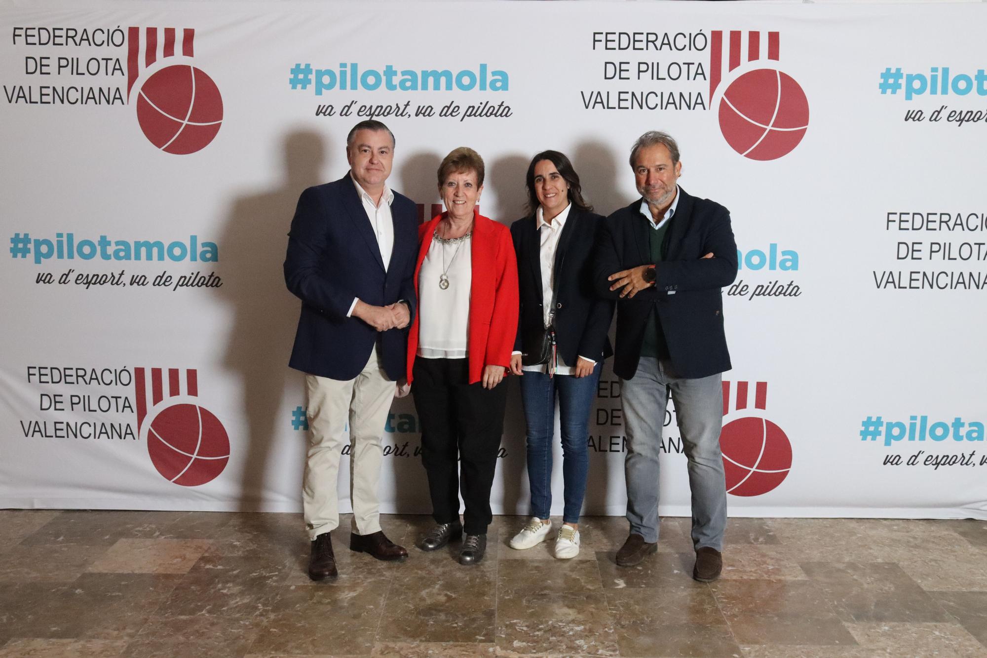 FOTO 18 - Jaime Casas, de CaixaBank, amb l'alcaldessa d'el Puig, Luisa Salvador, la regidora Tonica Martí i l'acompanyant de Casas.JPG