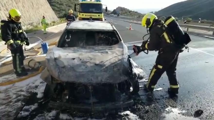 Los bomberos sofocan el incendio en el coche incendiado en Arguineguín.