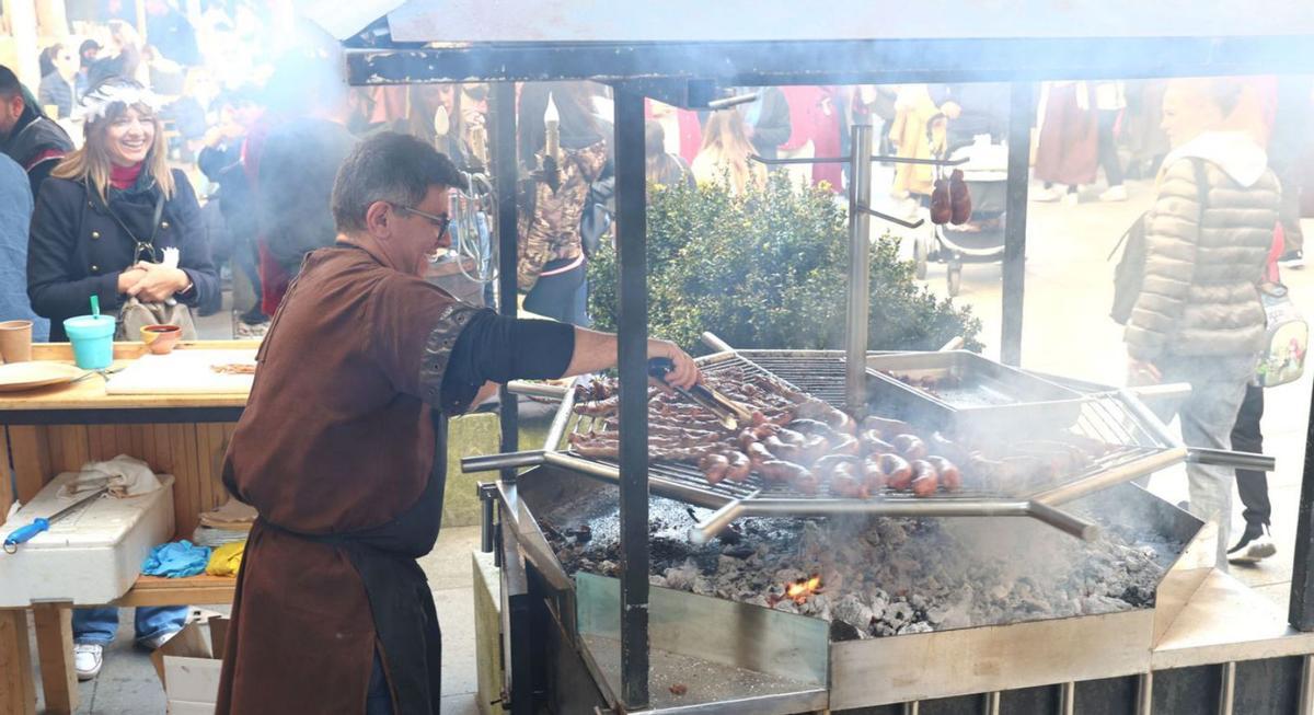 Arriba, zona infantil del Parque de A Palma. Abajo, un puesto de comida de el centro de la villa.   | FOTOS: JOSÉ LORES