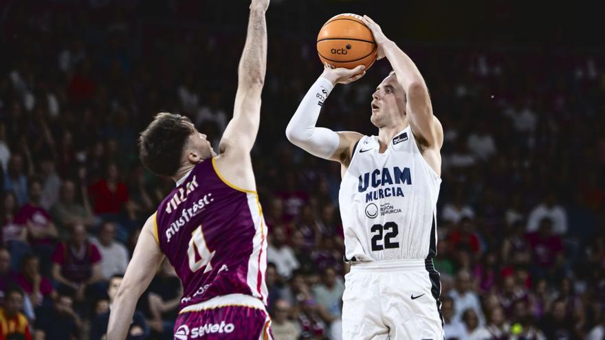 Ludde Hakanson lanza a canasta ante Rafa Villar en el Hiopos Lleida-UCAM Murcia de la pasada temporada. | ACB PHOTO