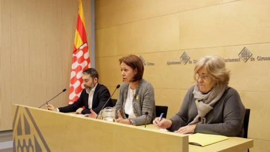 Madrenas, amb els regidors Narcís Sastre i Eva Palau, ahir.