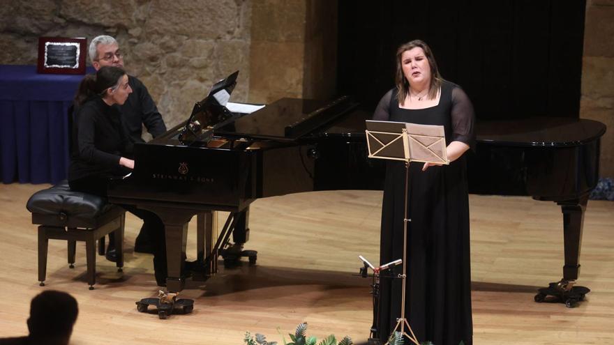 La mezzosoprano María Heres cantando durante el concierto, con Mario Álvarez y María Cueva al piano. | Irma Collín