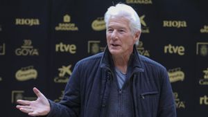 GRANADA, 07/02/2025.- El actor y productor estadounidense Richard Gere, galardonado este año con el Goya Internacional, posa antes de ofrecer una rueda de prensa en Palacio de Carlos V de la Alhambra, Granada. EFE/ Pepe Torres
