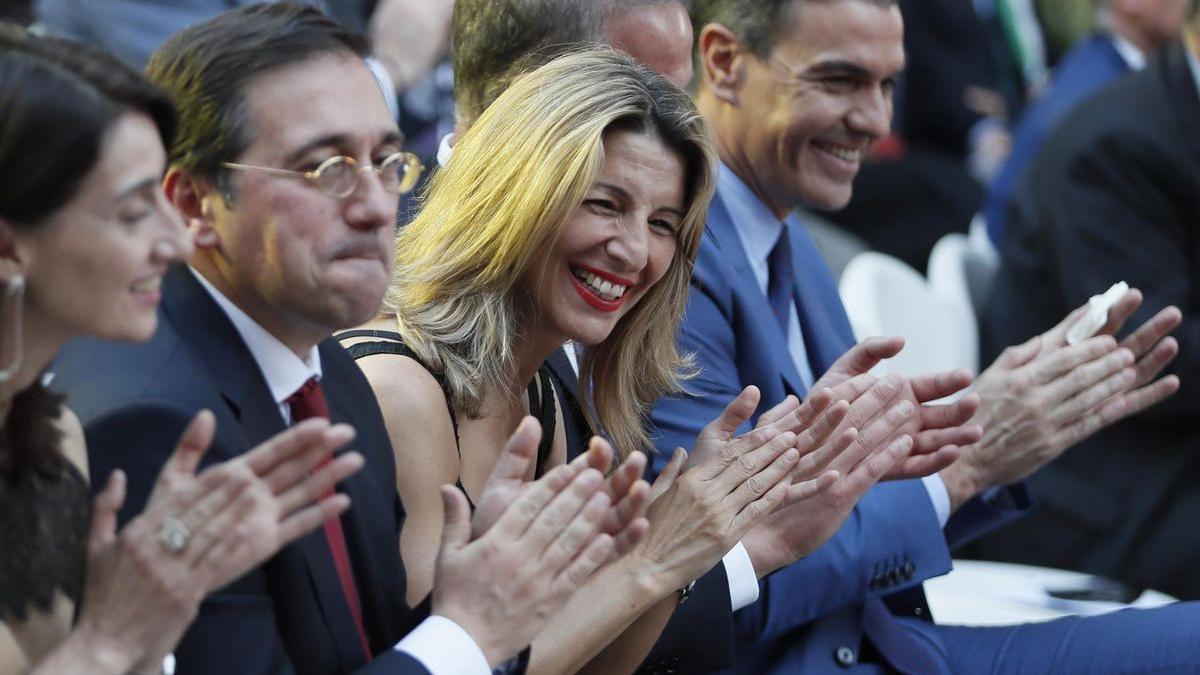 Yolanda Díaz junto a Pedro Sánchez y José Manuel Albares.