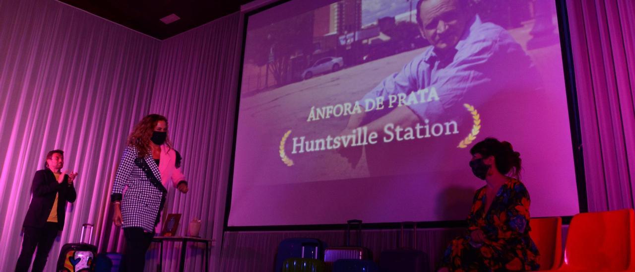 La presidenta de la Diputación, Carmela Silva, anuncia la ganadora de la Ánfora de Plata en la clausura de la última edición del festival.